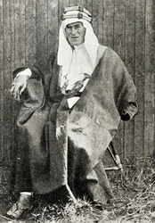 T. E. Lawrence in voller arabischer Kleidung, 1919